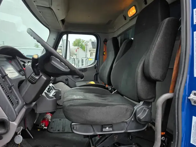 2018 FREIGHTLINER M2 106