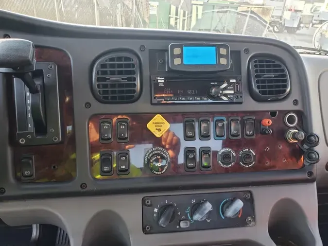 2018 FREIGHTLINER M2 106