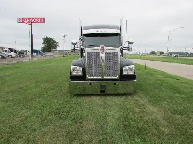 2023 Kenworth W990