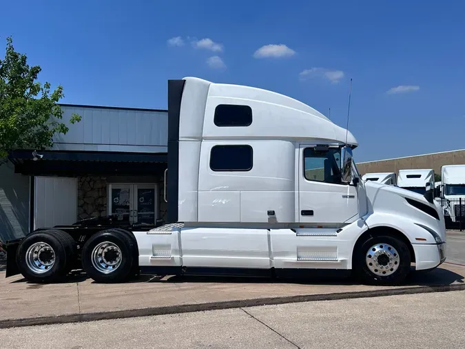 2025 VOLVO VNL64T860