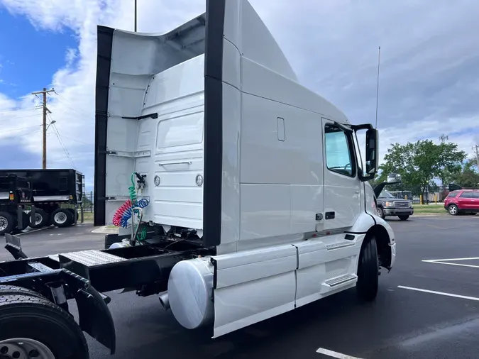 2025 VOLVO VNR64T640