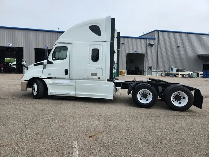2020 FREIGHTLINER Cascadia 126