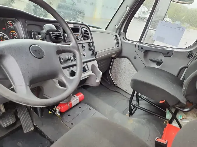 2018 FREIGHTLINER M2 106