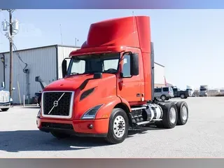 2022 VOLVO VNR64T300