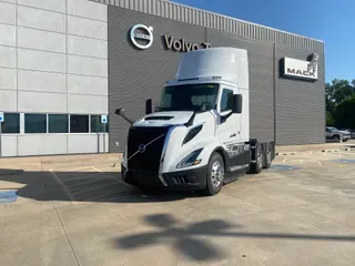 2025 VOLVO VNL64T300