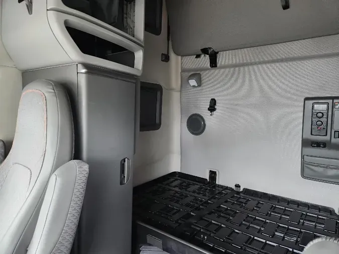 2023 VOLVO VNL64T760