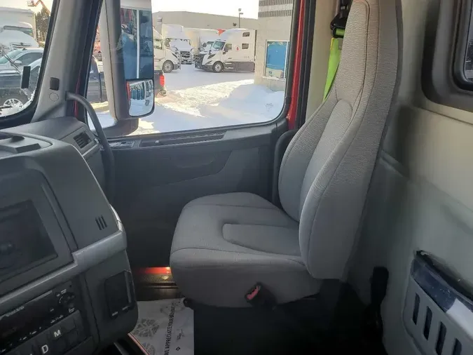 2022 VOLVO VNR64T300