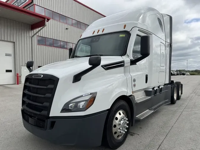 2025 Freightliner Cascadia&reg; Fifth Generation Sleeper Cab Raised Roof 116" / 126" BBC 72"