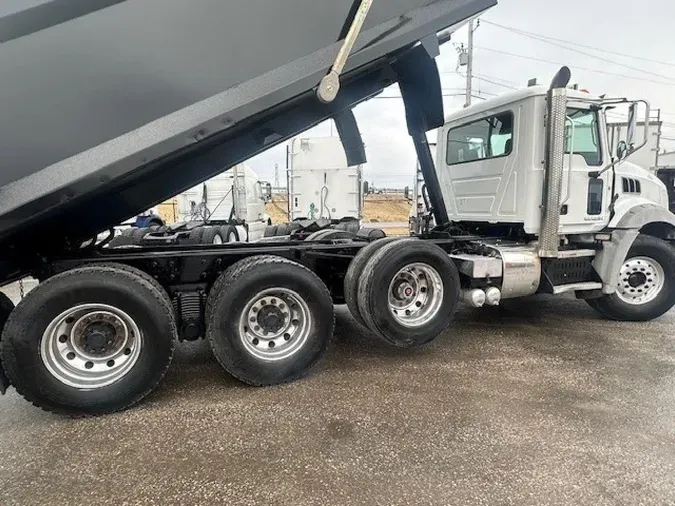 2015 MACK GU813