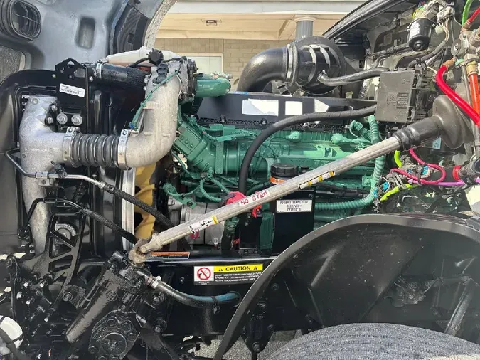 2024 VOLVO VNL64T760