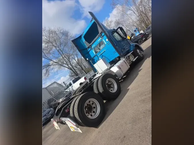 2021 VOLVO VNL64T300