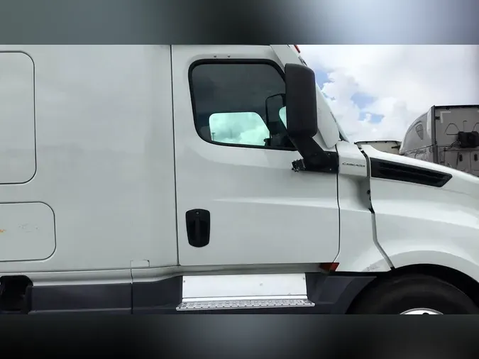 2021 Freightliner Cascadia 126
