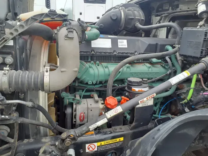 2020 VOLVO VNL64T-300