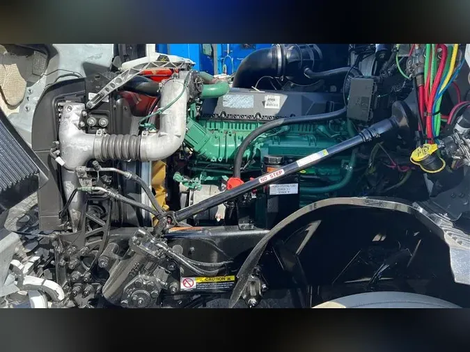 2019 VOLVO VNL760