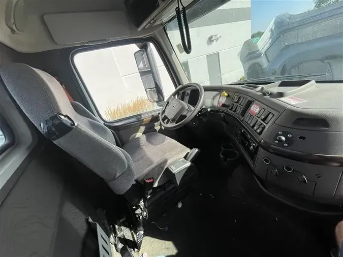 2018 VOLVO VNL300