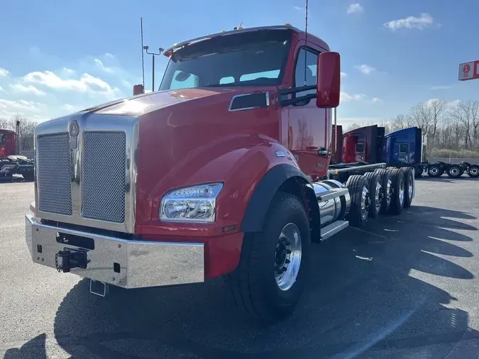 2025 Kenworth T880