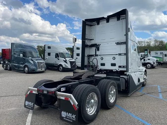 2025 VOLVO VNL64T660