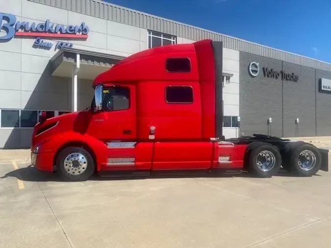 2025 VOLVO VNL64T860