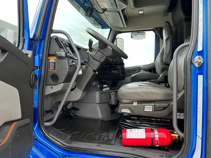 2019 VOLVO VNL64T860