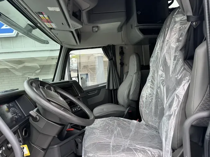 2021 VOLVO VNL64T760
