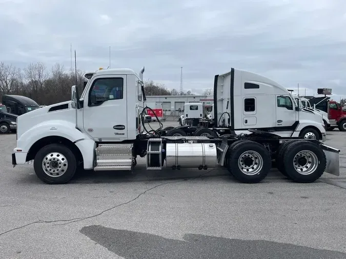 2025 Kenworth T880