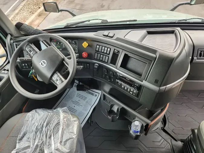 2025 VOLVO VNL64T760