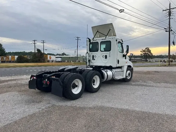 2017 Freightliner X12564ST