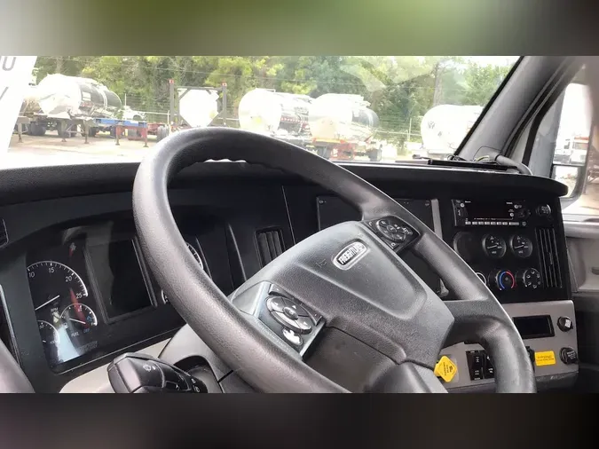 2020 Freightliner Cascadia 126