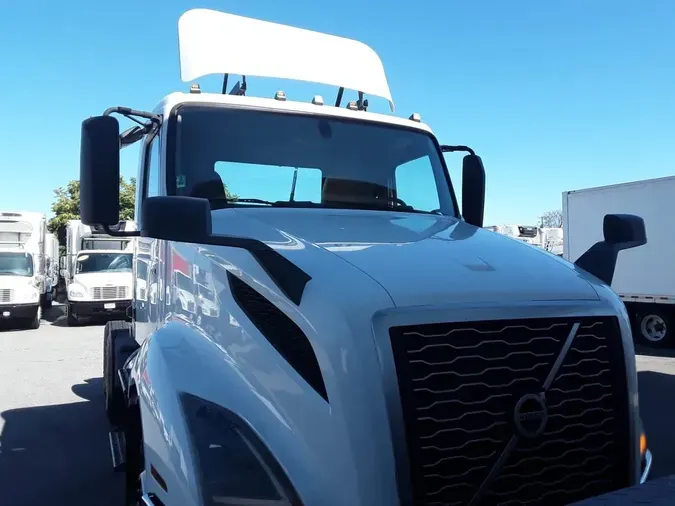 2019 VOLVO VNL64T-300