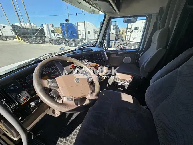 2017 VOLVO VNL64T670