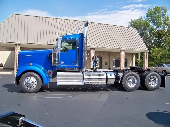 2025 Kenworth W900L