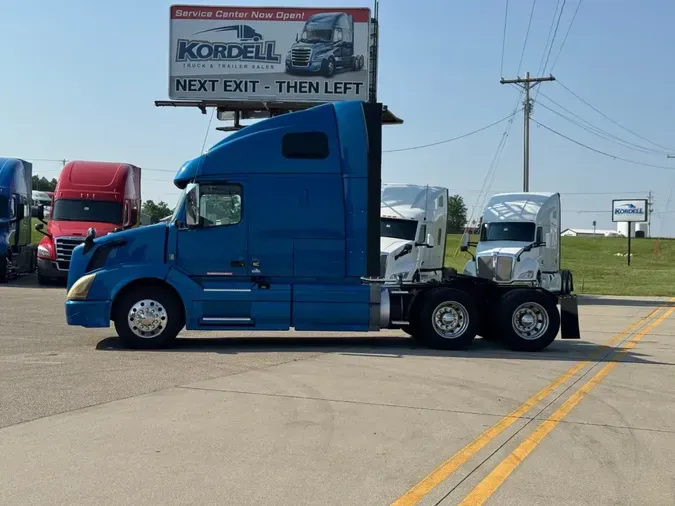 2017 VOLVO VNL64T670