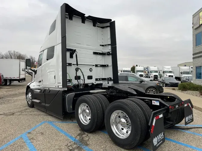 2025 VOLVO VNL64T660