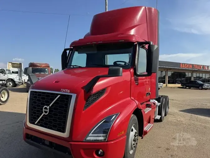2021 VOLVO VNR64T300