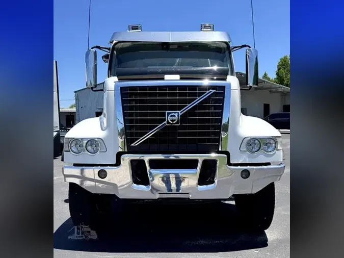 2019 VOLVO VHD64FT300