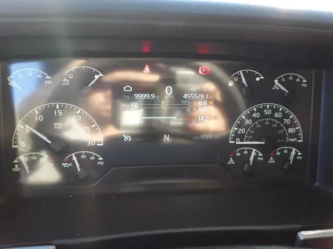 2019 Volvo VNL64T