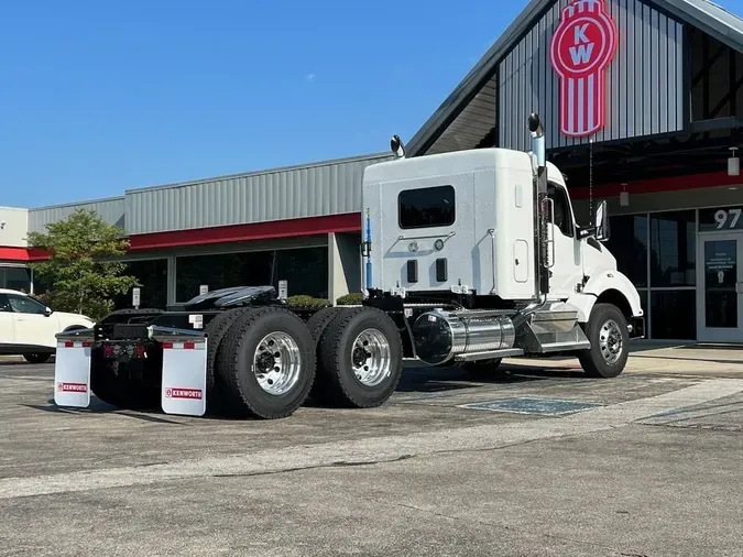 2025 Kenworth T880