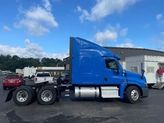 2020 Freightliner X12564ST