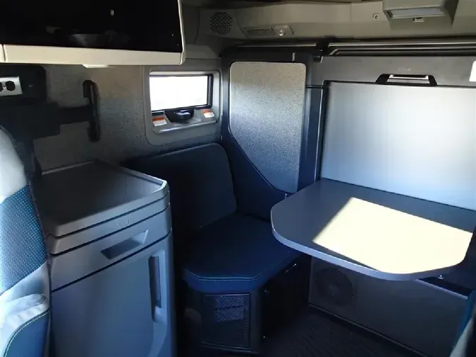 2025 VOLVO VNL64T860