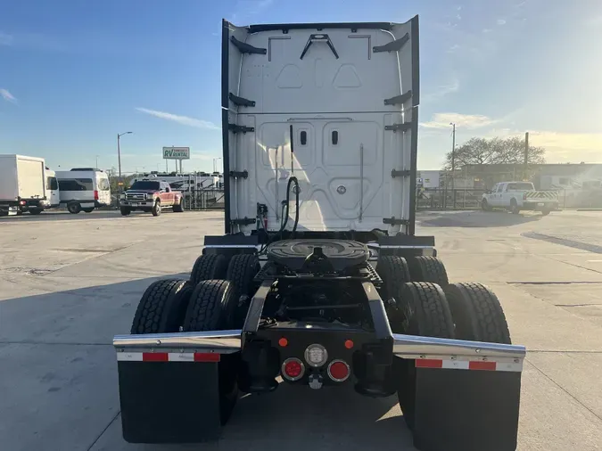 2019 Freightliner Cascadia 126