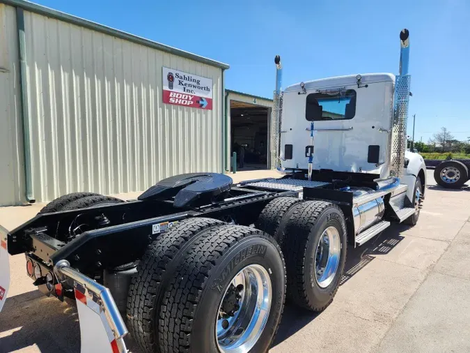 2025 Kenworth T880