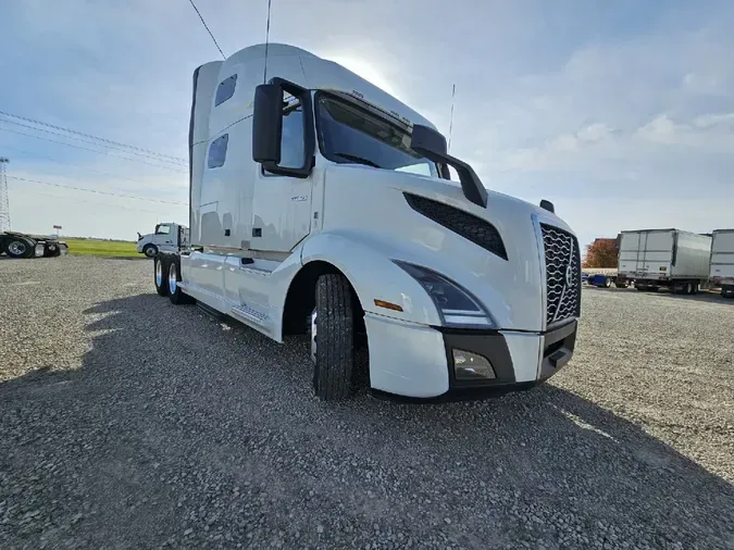 2022 VOLVO VNL64T760
