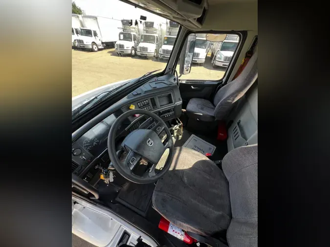 2018 VOLVO VNL64T-300