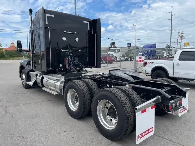 2025 Kenworth T880