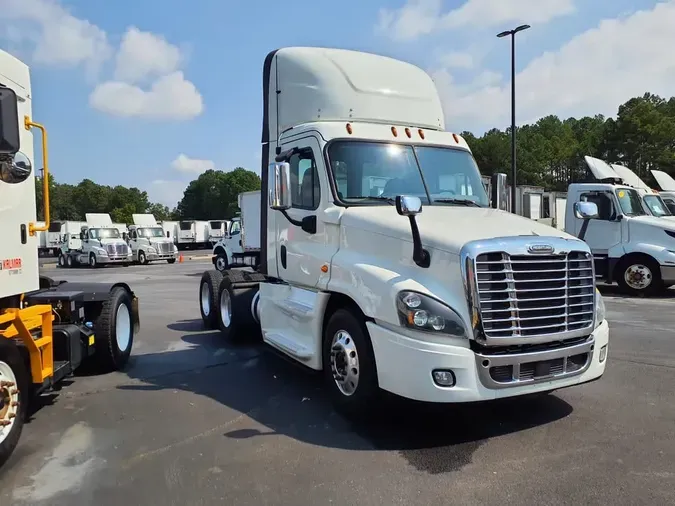 2019 FREIGHTLINER CASCADIA 1255bf9d5b0b24924496da27e498278e24c