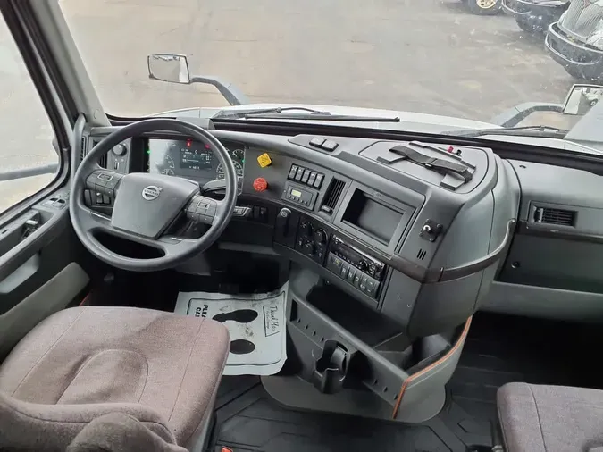 2020 VOLVO VNR64T-640