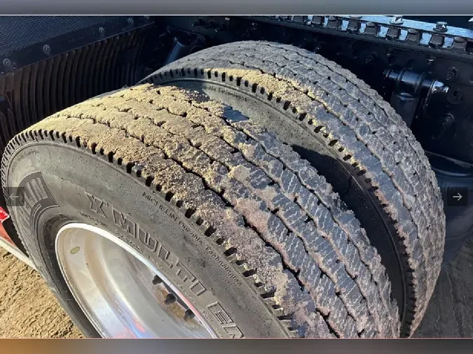 2025 VOLVO VNL64T8605c0496e7c7b48b9c01cd5bd2526925d3