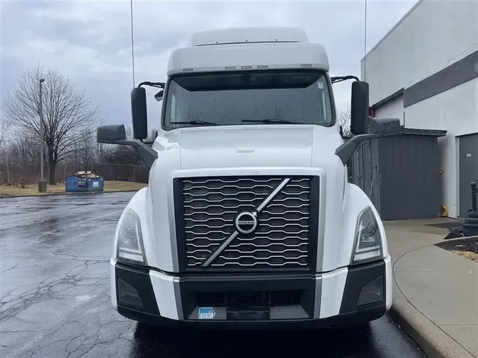 2021 VOLVO VNL740