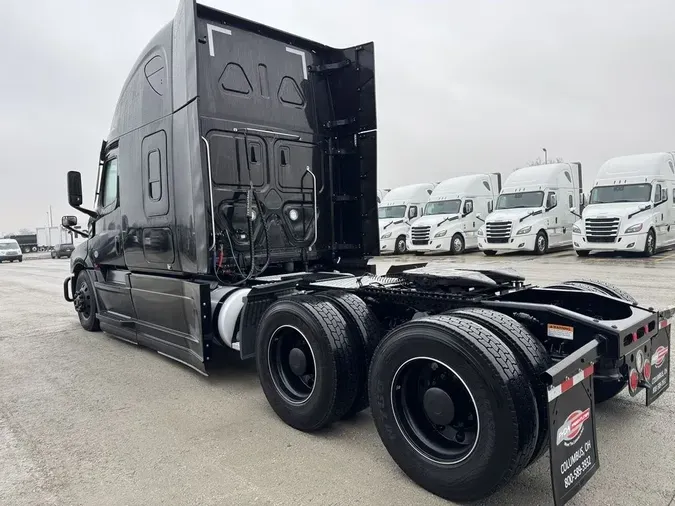 2024 Freightliner Cascadia&reg; Sleeper Cab 126" BBC 72" RR