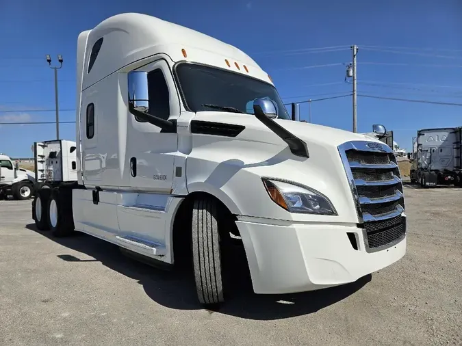 2020 FREIGHTLINER Cascadia 126